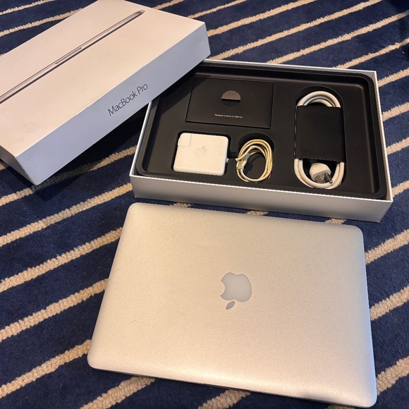 Apple MacBook Pro 13.3" Laptop - Picture 5 of 13